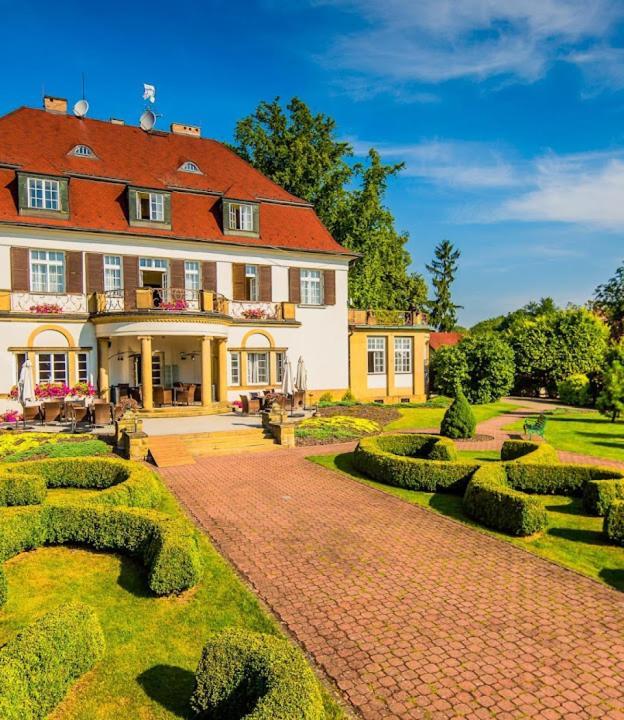 Hotel Veba Broumov Bagian luar foto