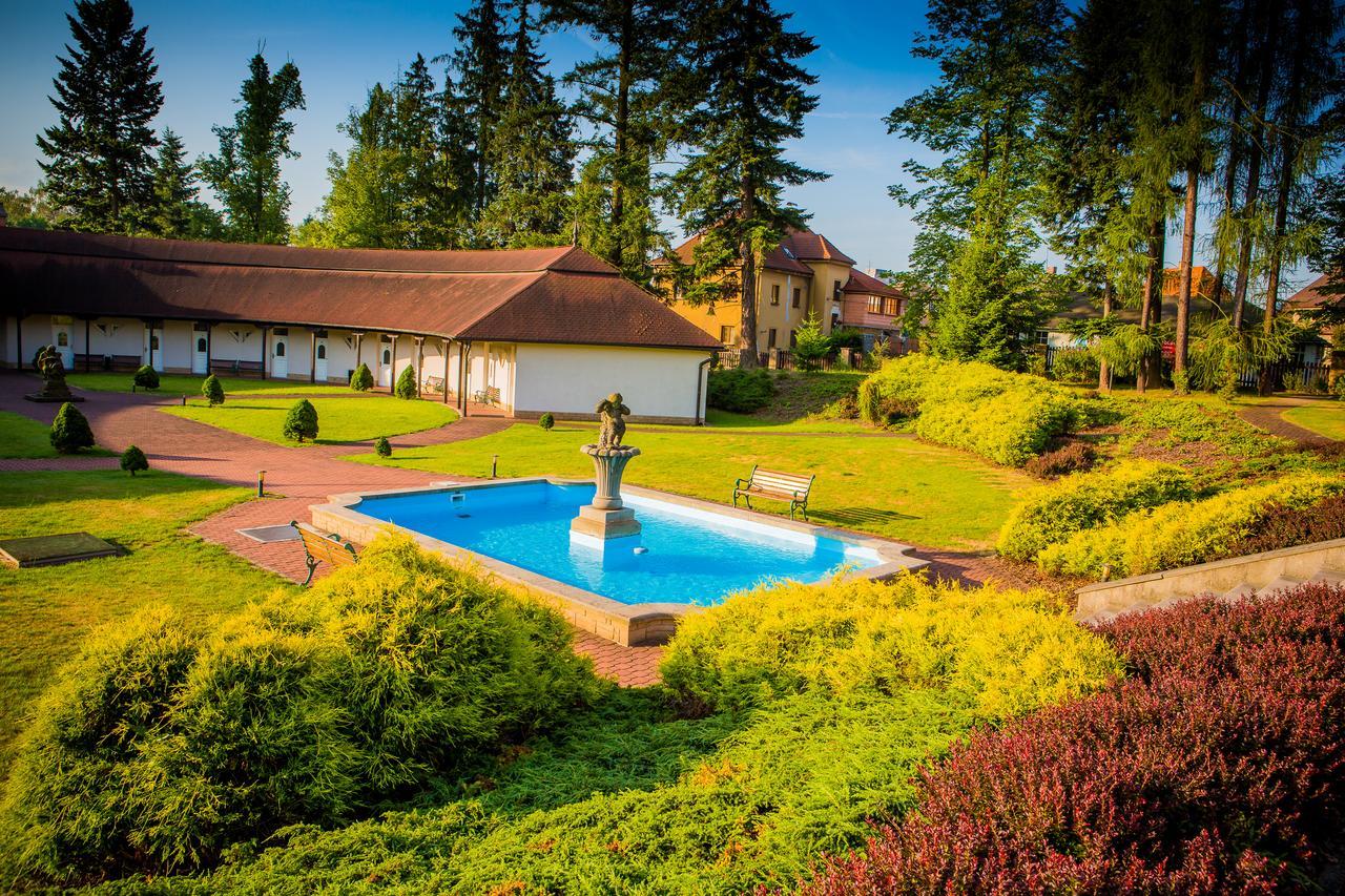 Hotel Veba Broumov Bagian luar foto