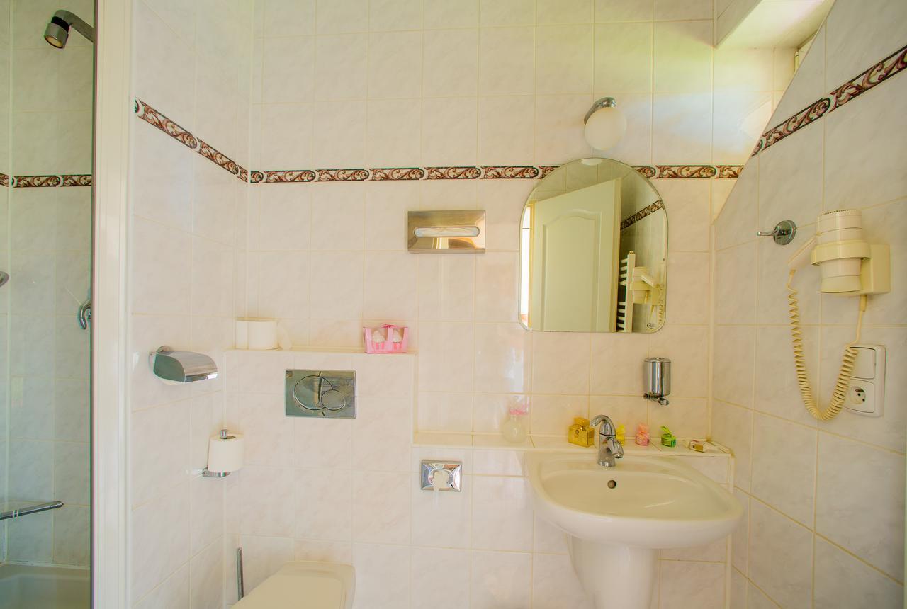 Hotel Veba Broumov Bagian luar foto